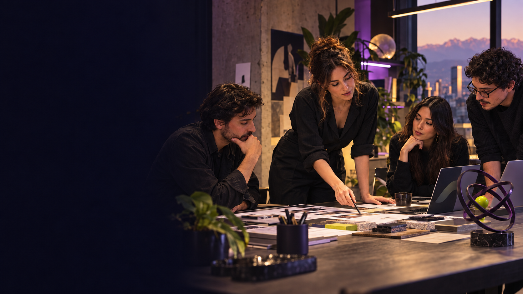 Directora creativa y equipo de Appios tomando decisiones alrededor de una mesa de trabajo